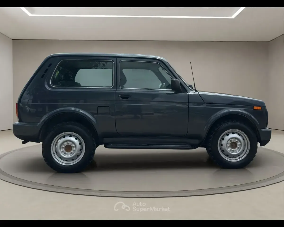 Usata Lada niva 83 CV (61 kW) 2018 Bianco SUV