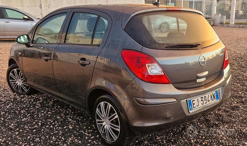 Usata Opel Corsa Cosmo 130 CV (95 kW) 2011 Grigio Utilitaria