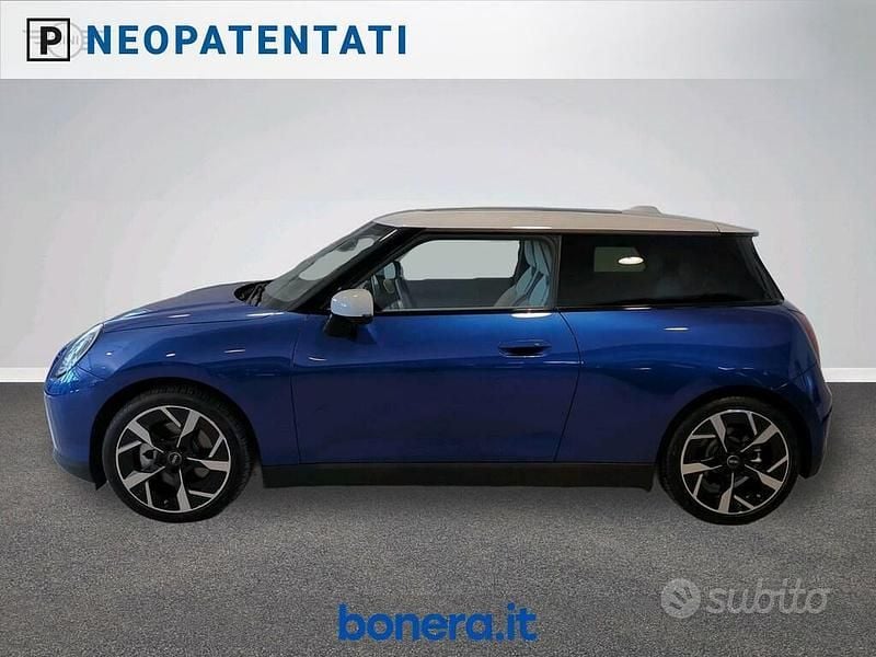 Usata Mini Cooper Favoured 135 kW (184 CV) 2024 Blu/azzurro Utilitaria