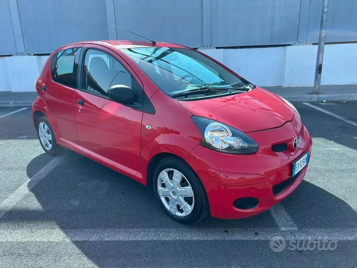 Usata Toyota Aygo 68 CV (50 kW) 2010 Rosso Utilitaria