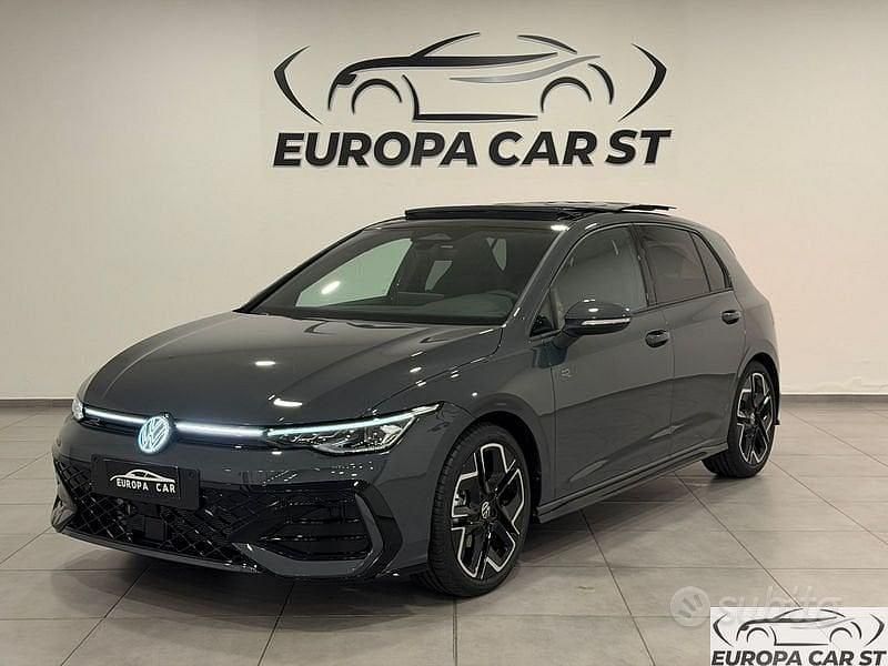 Grigio Nuova 2025 VW Golf R Tre volumi | 38.000 € (Buon prezzo) - Immagine 1/4
