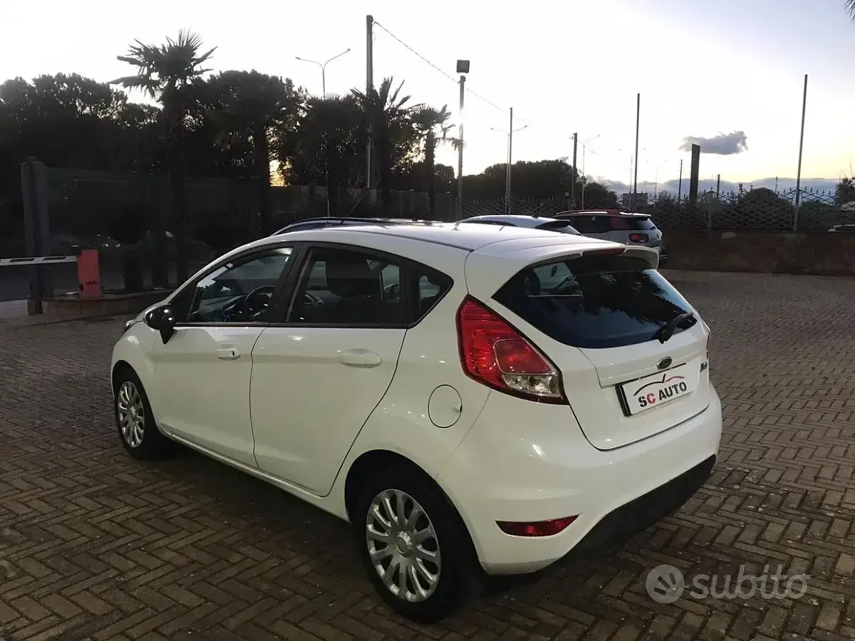 Usata Ford Fiesta Business Edition 97 CV (71 kW) 2013 Bianco Berlina