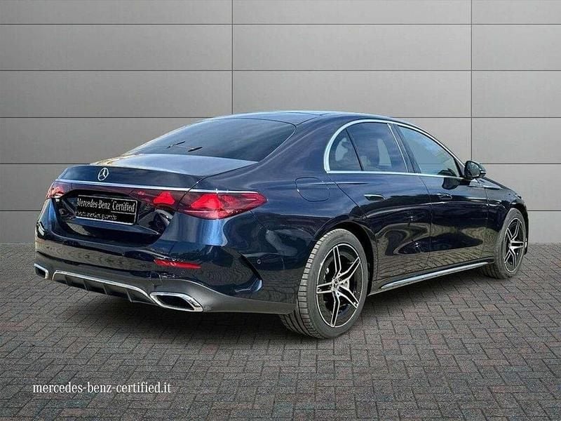 Usata Mercedes E300 AMG Line Premium Plus 313 CV (230 kW) 2025 Blu canvasite metallizzato Berlina
