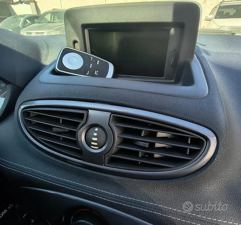 Usado Renault Clio II 75 CV (55 kW) 2011 Gris Berlina
