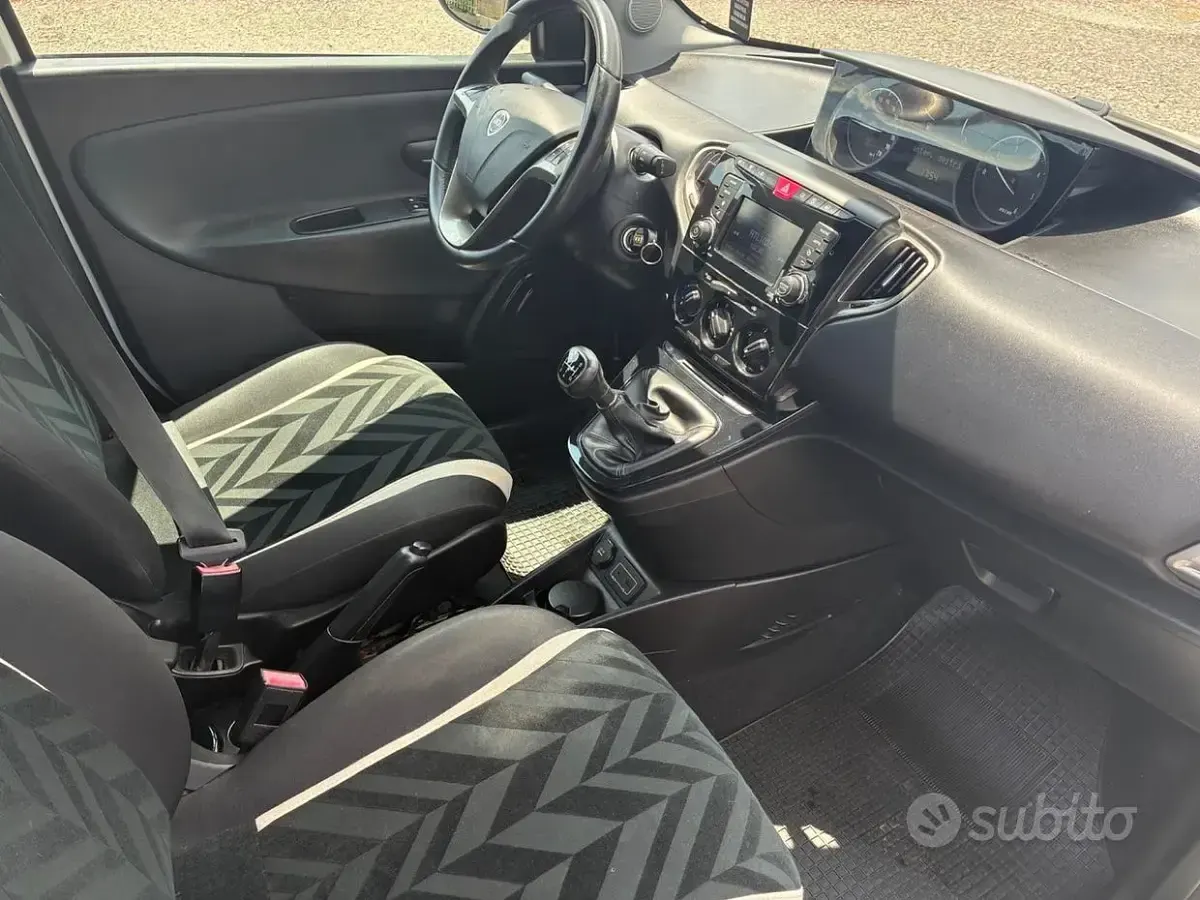 Usata Lancia Ypsilon 95 CV (69 kW) 2018 Bianco Utilitaria