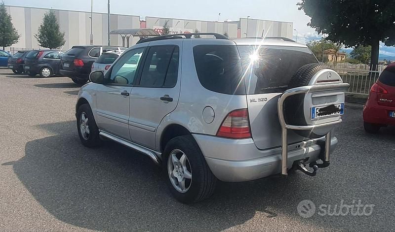 Usata Mercedes ML320 218 CV (160 kW) 2001 Grigio SUV