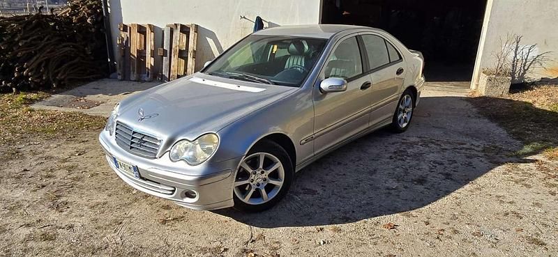 Usata Mercedes C200 Classic 122 CV (89 kW) 2005 Argento Berlina