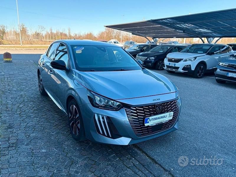 Usata Peugeot 208 Allure 101 CV (74 kW) 2025 Grigio Utilitaria