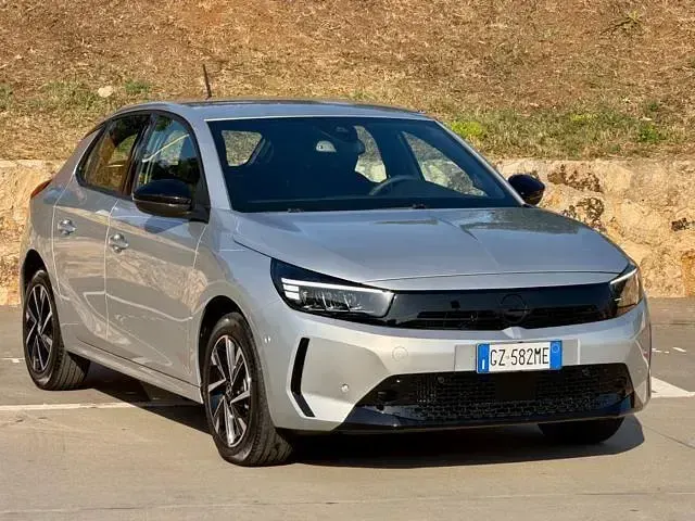 Usata Opel Corsa 101 CV (74 kW) 2025 Argento Utilitaria