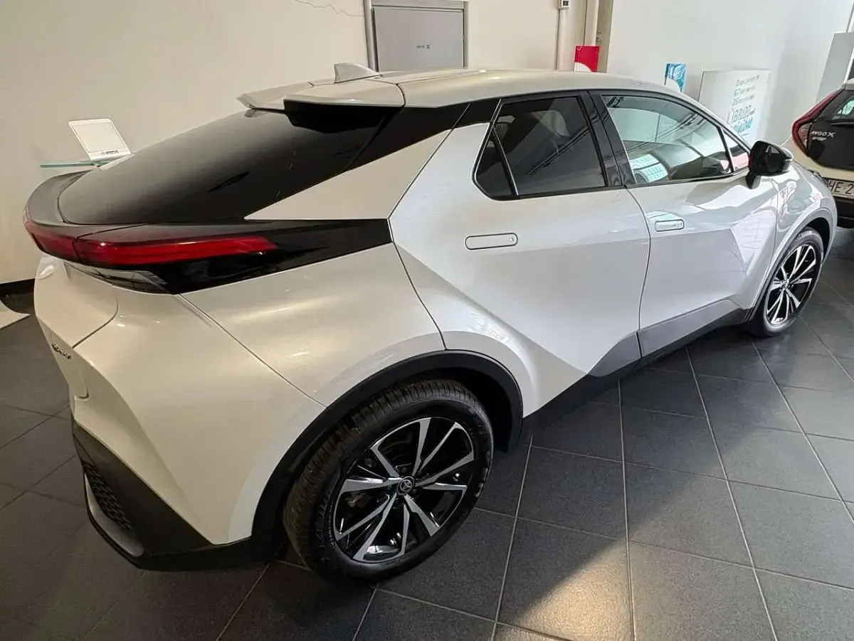 Usata Toyota C-HR Trend 98 CV (72 kW) 2024 Platinum pearl white [089] SUV