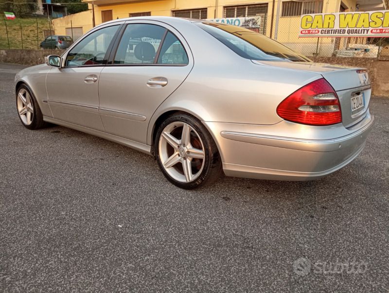 Usata Mercedes E270 Avantgarde 177 CV (130 kW) 2003 Grigio Berlina