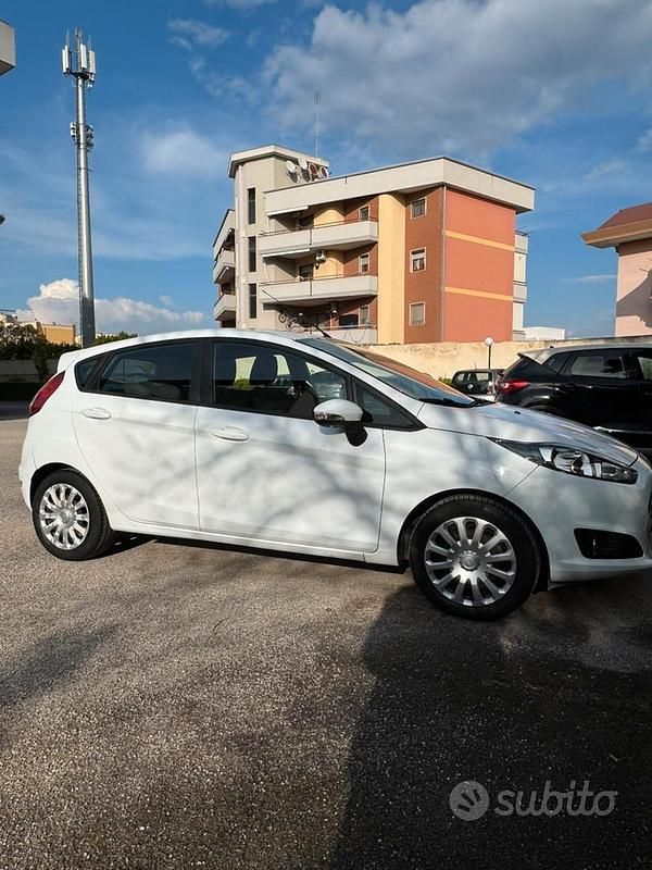 Usata Ford Fiesta 75 CV (55 kW) 2016 Bianco Utilitaria