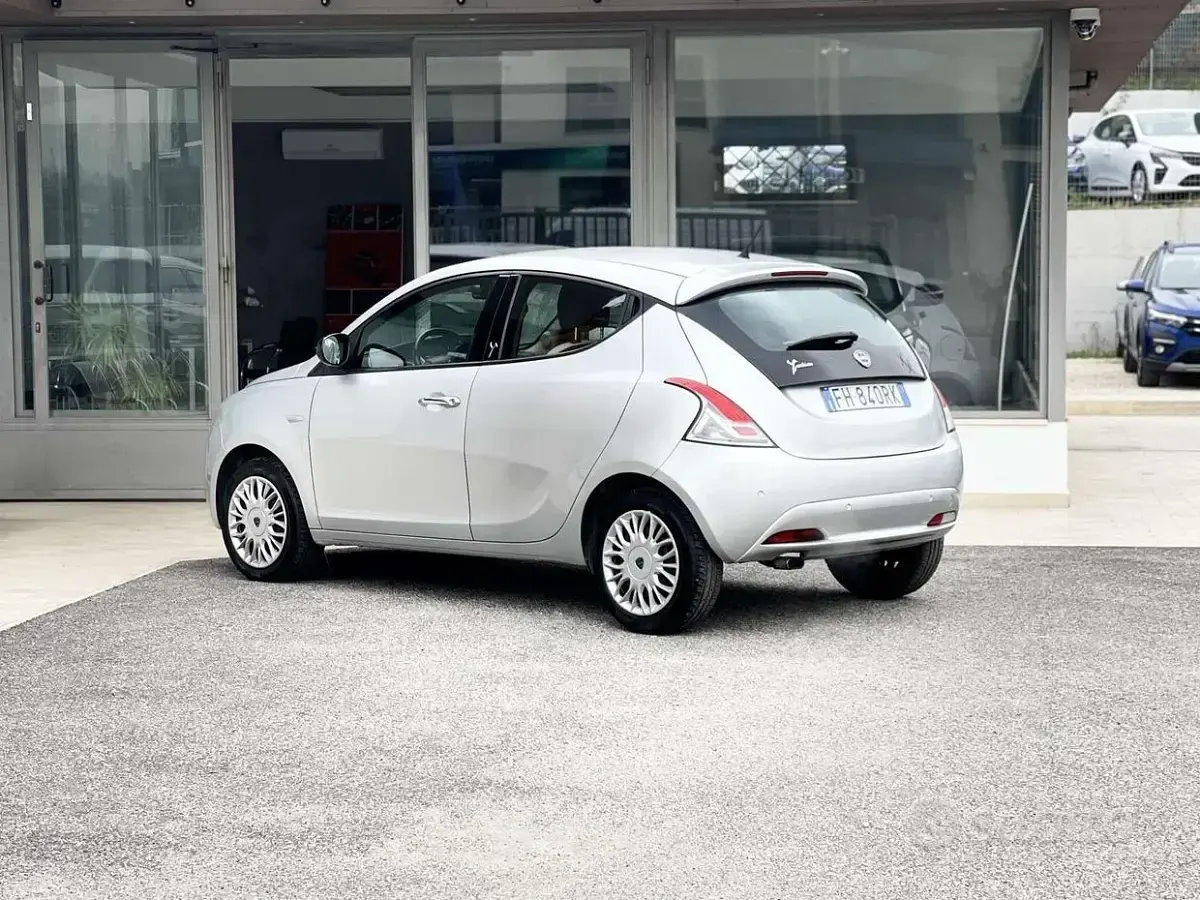 Usata Lancia Ypsilon 69 CV (50 kW) 2017 Grigio Utilitaria