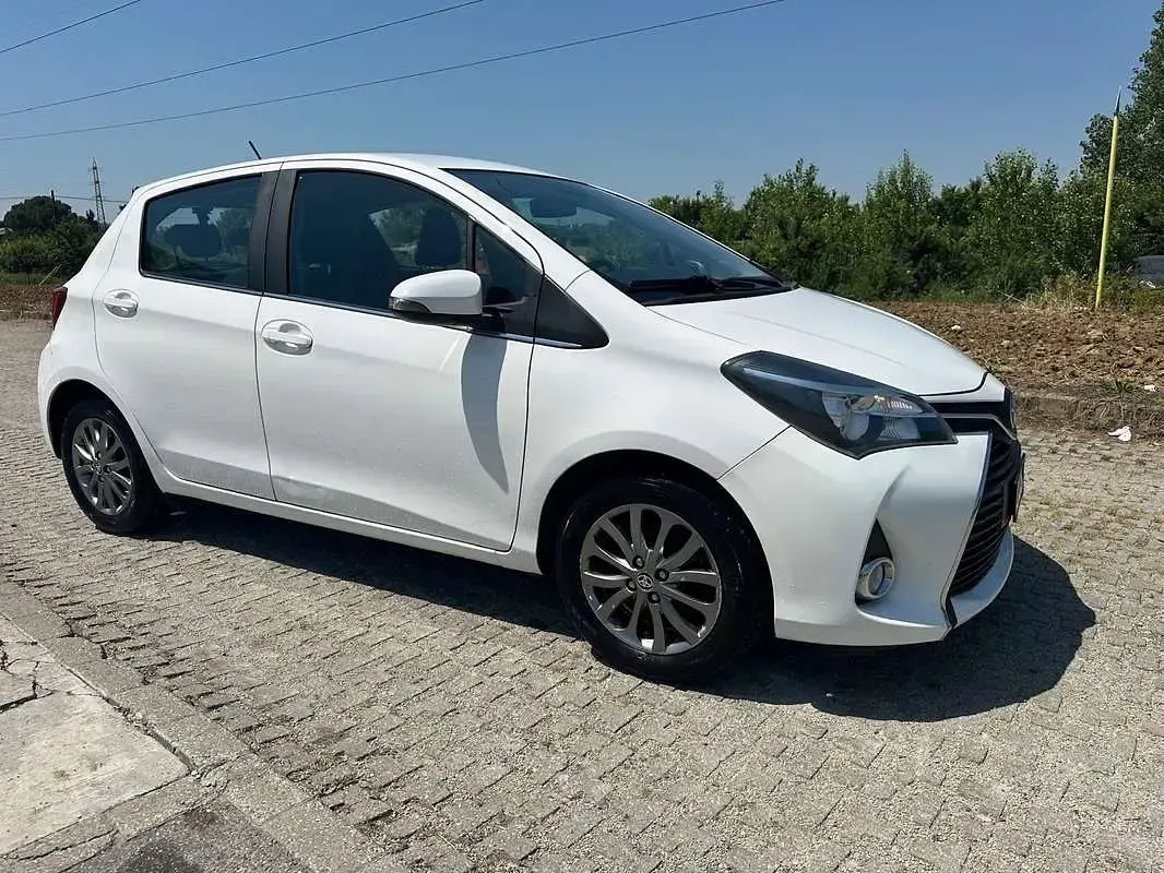 Usata Toyota Yaris 69 CV (50 kW) 2016 Bianco Berlina