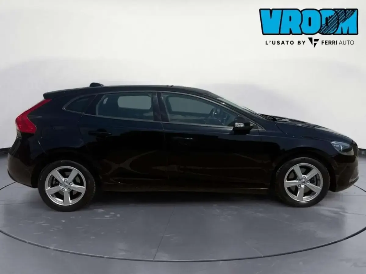 Usata Volvo V40 Kinetic 122 CV (89 kW) 2017 Nero Berlina