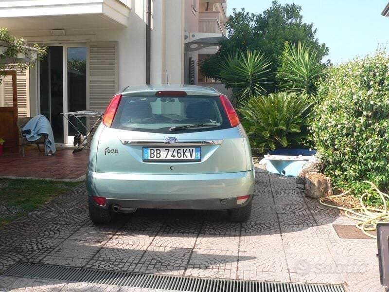 Usata Ford Focus Ghia 101 CV (74 kW) 1999 Verde Berlina