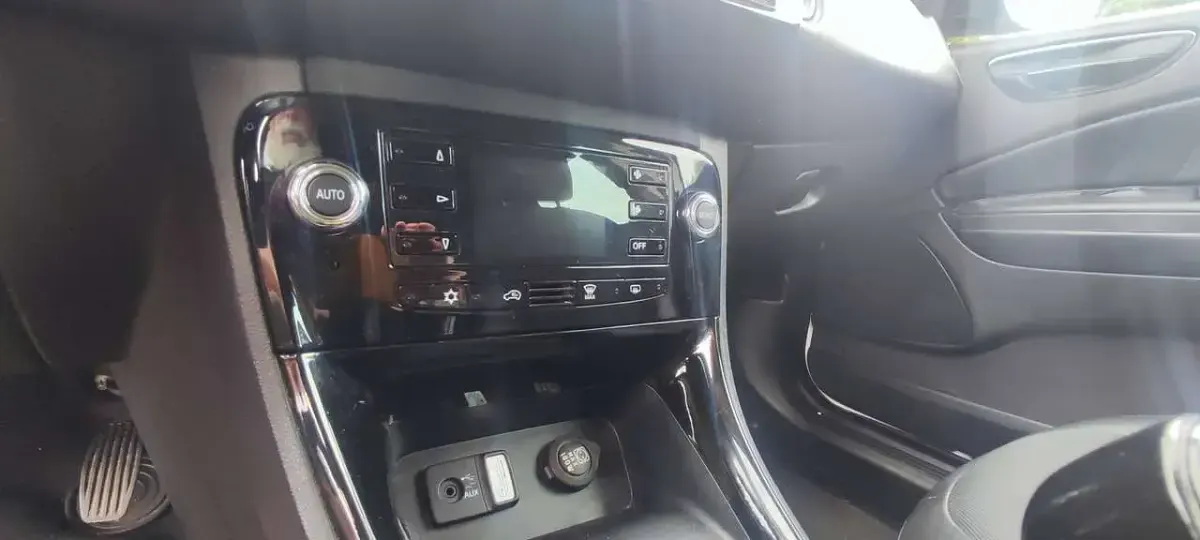 Usata Lancia Delta S 120 CV (88 kW) 2013 Bicolore Utilitaria