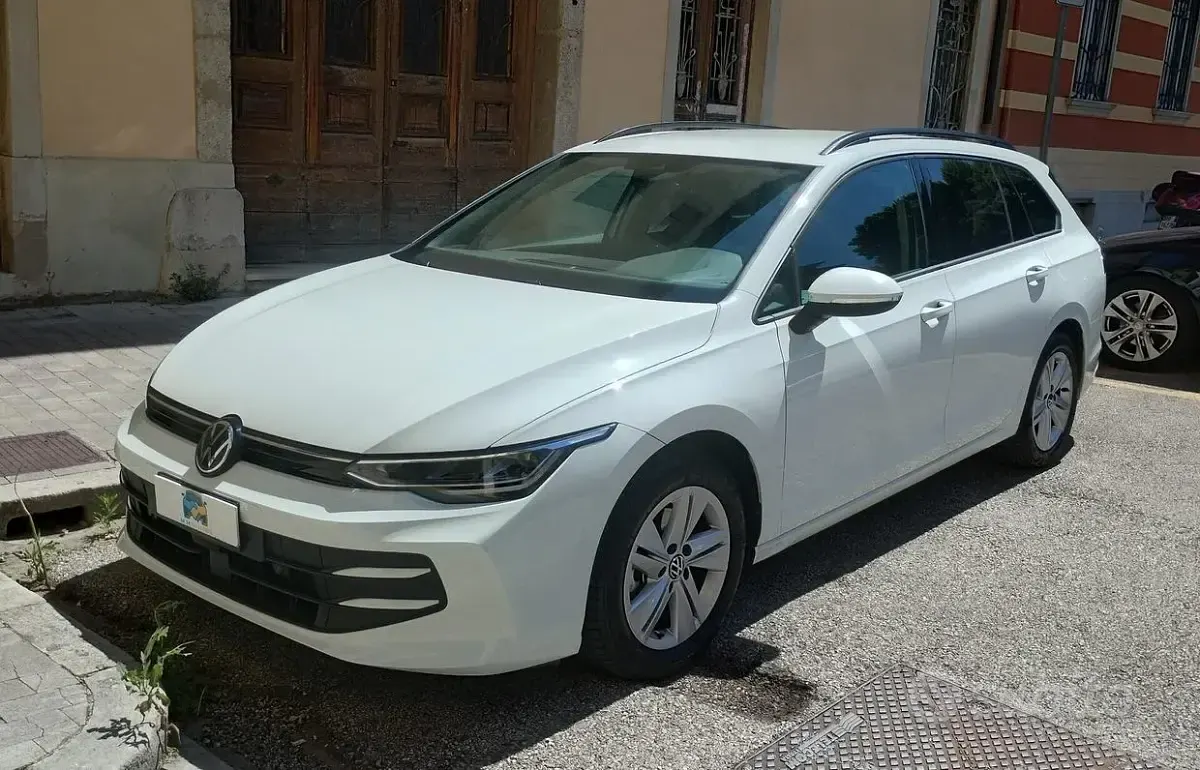 Usata VW Golf VIII Life 115 CV (84 kW) 2024 Bianco Station wagon