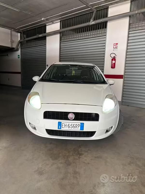 Usata Fiat Grande Punto 75 CV (55 kW) 2011 Bianco Utilitaria