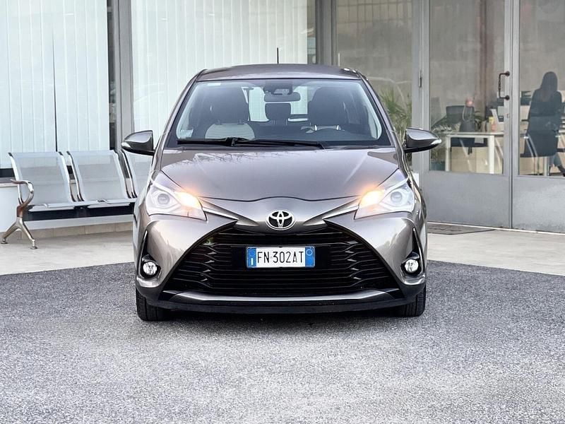Usata Toyota Yaris 69 CV (50 kW) 2018 Grigio Berlina