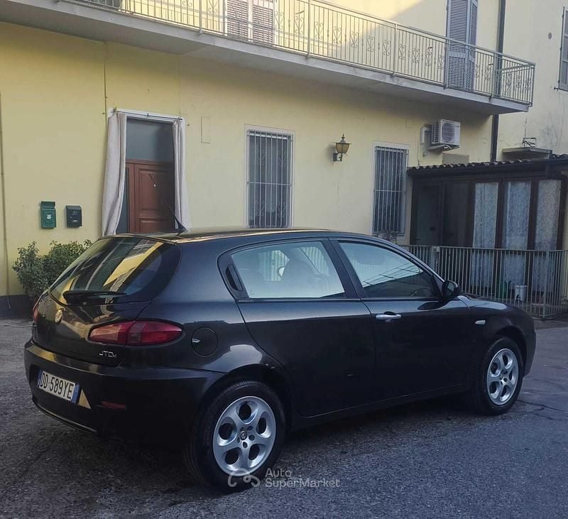 Usata Alfa Romeo 147 120 CV (88 kW) 2006 Nero Utilitaria