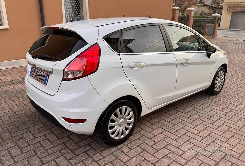 Usata Ford Fiesta Titanium 75 CV (55 kW) 2014 Bianco Utilitaria
