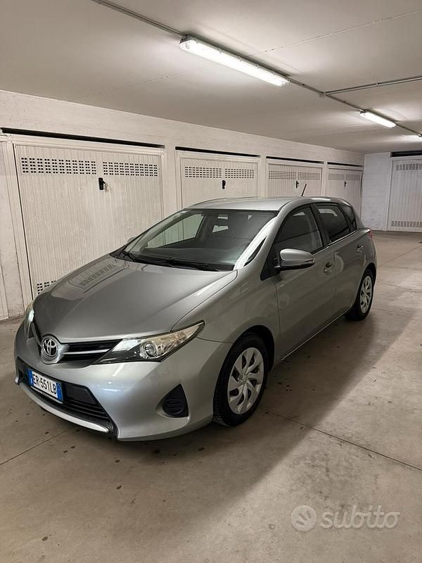 Usata 2013 Toyota Auris Active Tre volumi | 6700 € (Buon prezzo) - Immagine 1/4