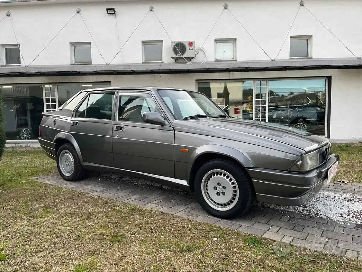 Usata Alfa Romeo 75 148 CV (108 kW) 1989 Grigio Berlina