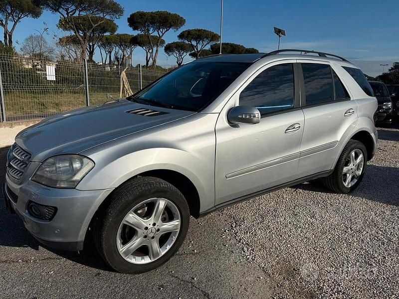 Usata Mercedes ML320 224 CV (164 kW) 2005 Grigio SUV
