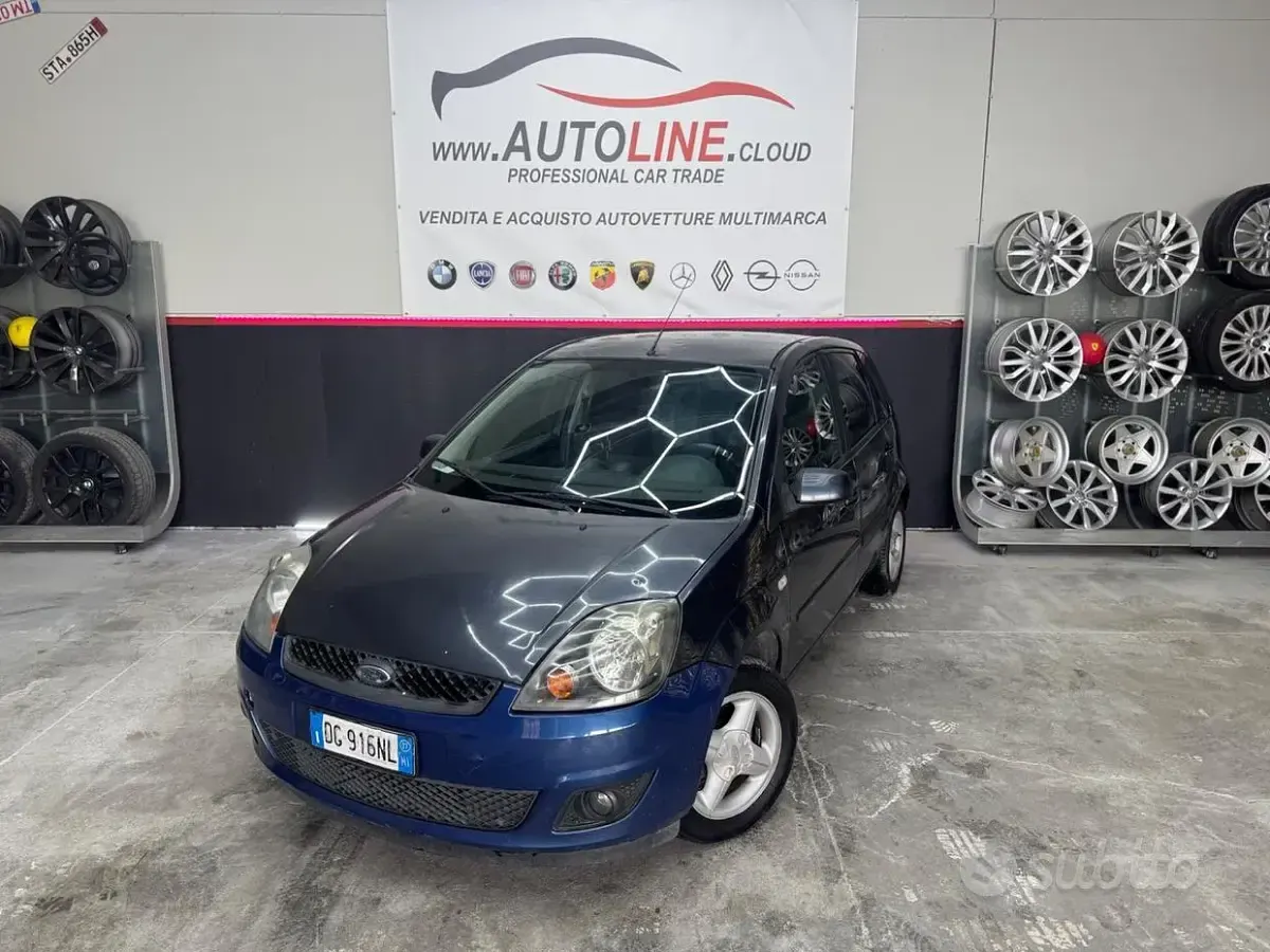 Usata Ford Fiesta 75 CV (55 kW) 2007 Grigio Utilitaria