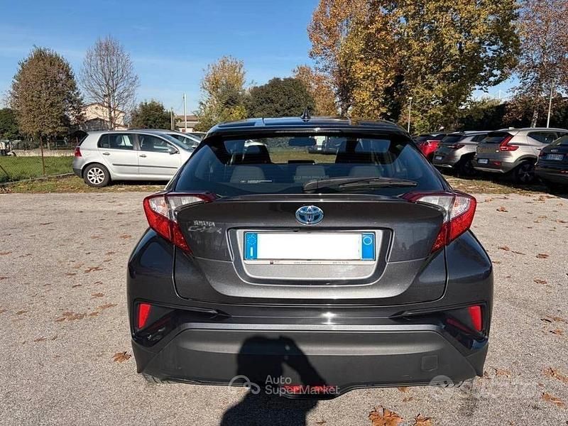 Usata Toyota C-HR 98 CV (72 kW) 2019 Gray SUV