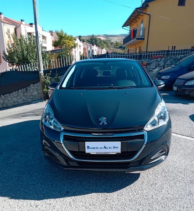 Grigio Usata 2016 Peugeot 208 Active Due volumi | 8800 € (Molto cara) - Immagine 1/4