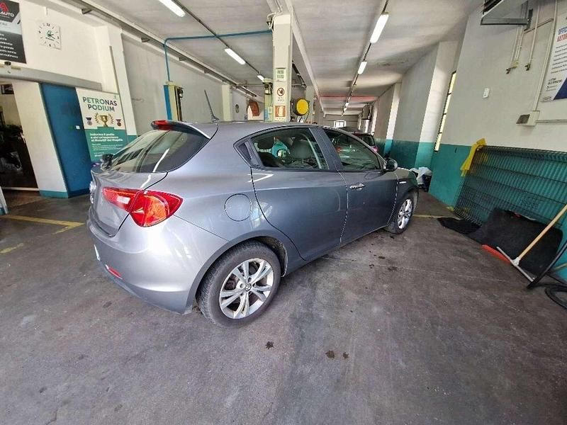 Usata Alfa Romeo Giulietta Exclusive 105 CV (77 kW) 2015 Grigio Berlina