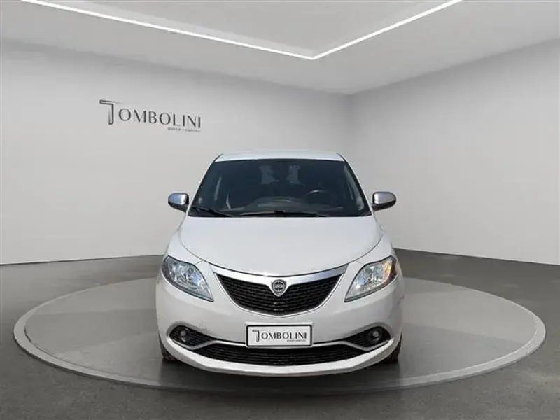 Usata Lancia Ypsilon 69 CV (50 kW) 2016 Grigio chiaro Utilitaria