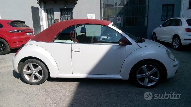 Usata VW Beetle 149 CV (109 kW) 2009 Bianco Cabrio