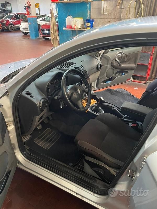 Usata Alfa Romeo 147 105 CV (77 kW) 2006 Grigio Utilitaria