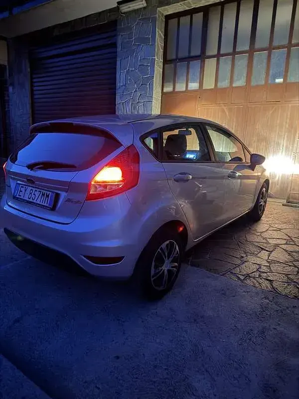 Usata Ford Fiesta Individual 95 CV (69 kW) 2010 Berlina