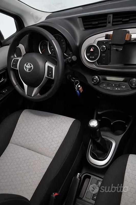 Usata Toyota Yaris Lounge 69 CV (50 kW) 2011 Grigio Utilitaria