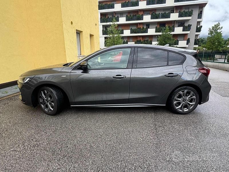 Usata Ford Focus ST 125 CV (91 kW) 2023 Grigio scuro Berlina