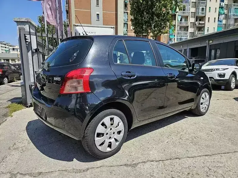 Usata Toyota Yaris Sol 69 CV (50 kW) 2007 Nero Utilitaria