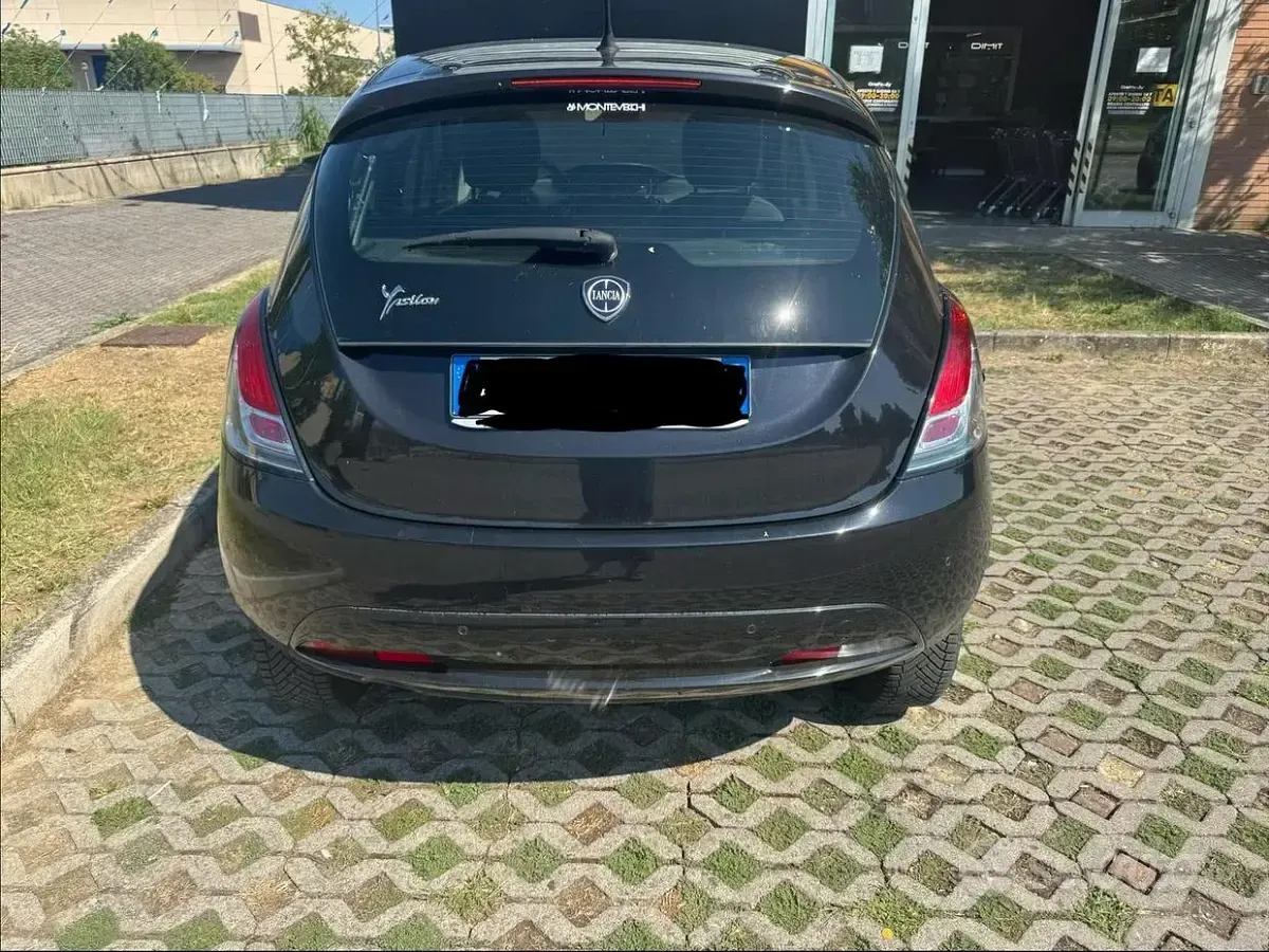 Usata Lancia Ypsilon 85 CV (62 kW) 2016 Nero Utilitaria