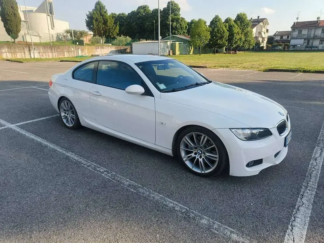 Usata BMW 325 M Sport 197 CV (144 kW) 2008 Bianco Coupé