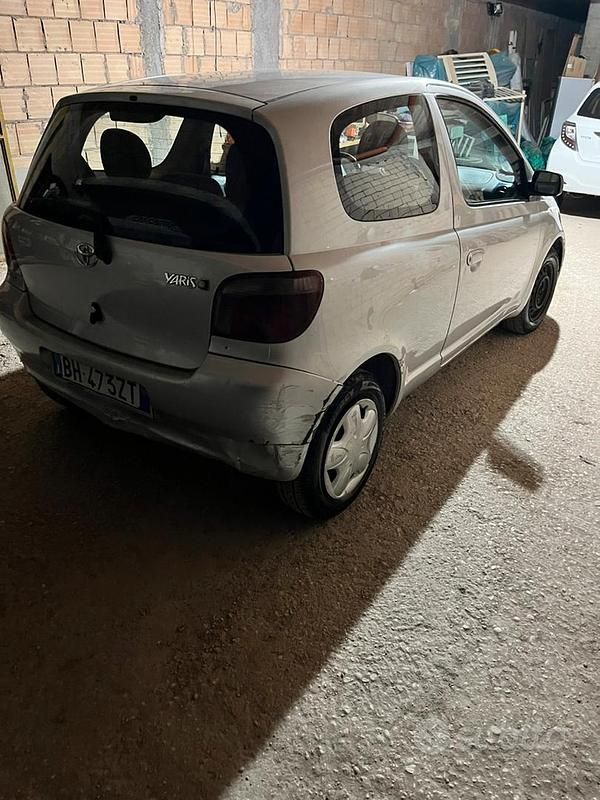 Usata Toyota Yaris 1999 Grigio Berlina