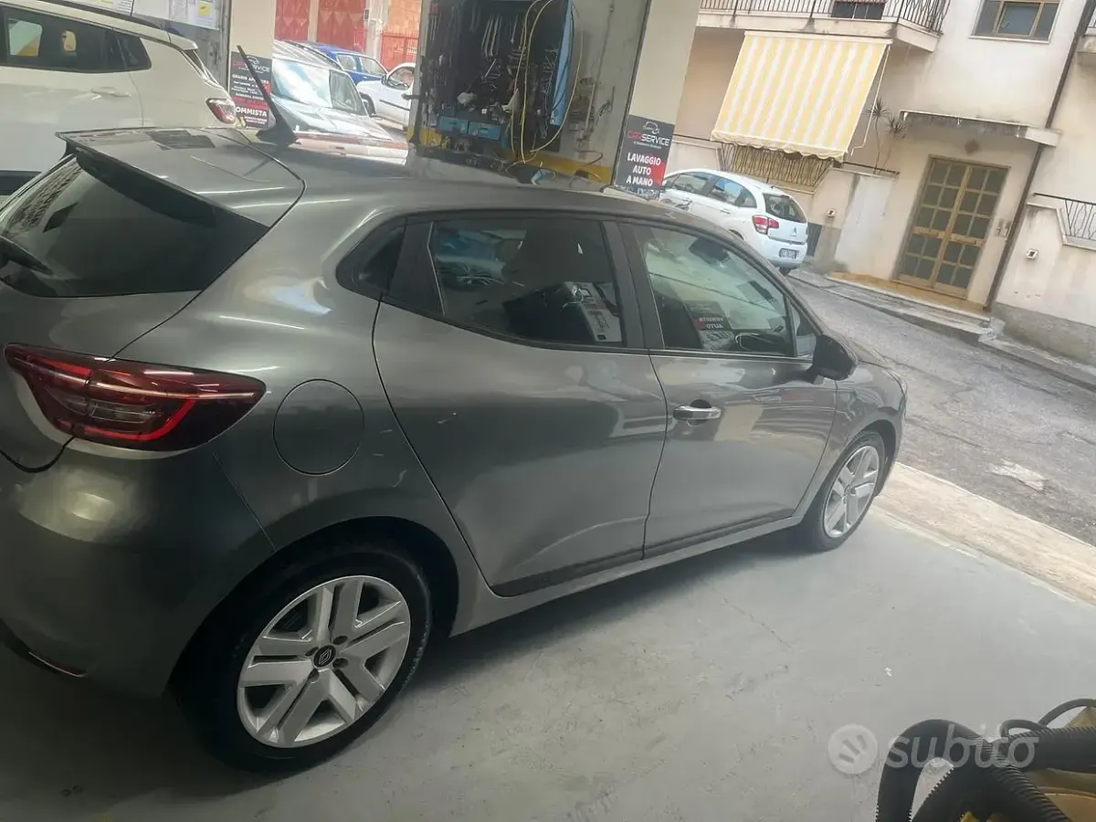 Usata Renault Clio 90 CV (66 kW) 2023 Grigio Utilitaria
