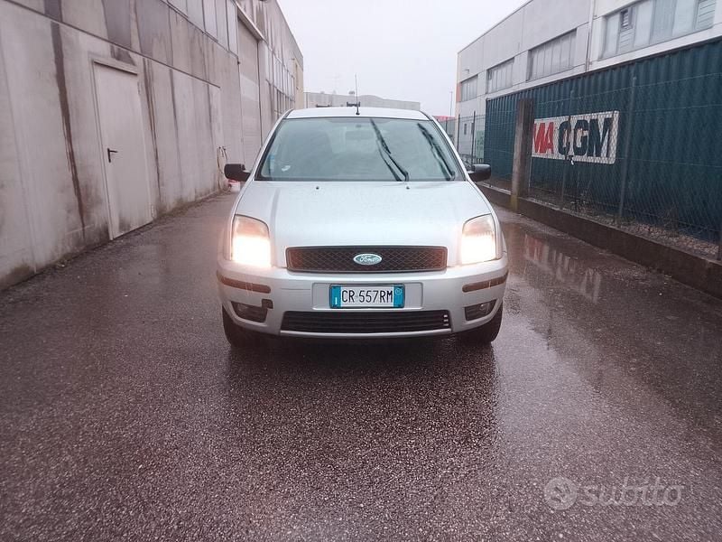 Usata Ford Fusion 68 CV (50 kW) 2008 Grigio Utilitaria
