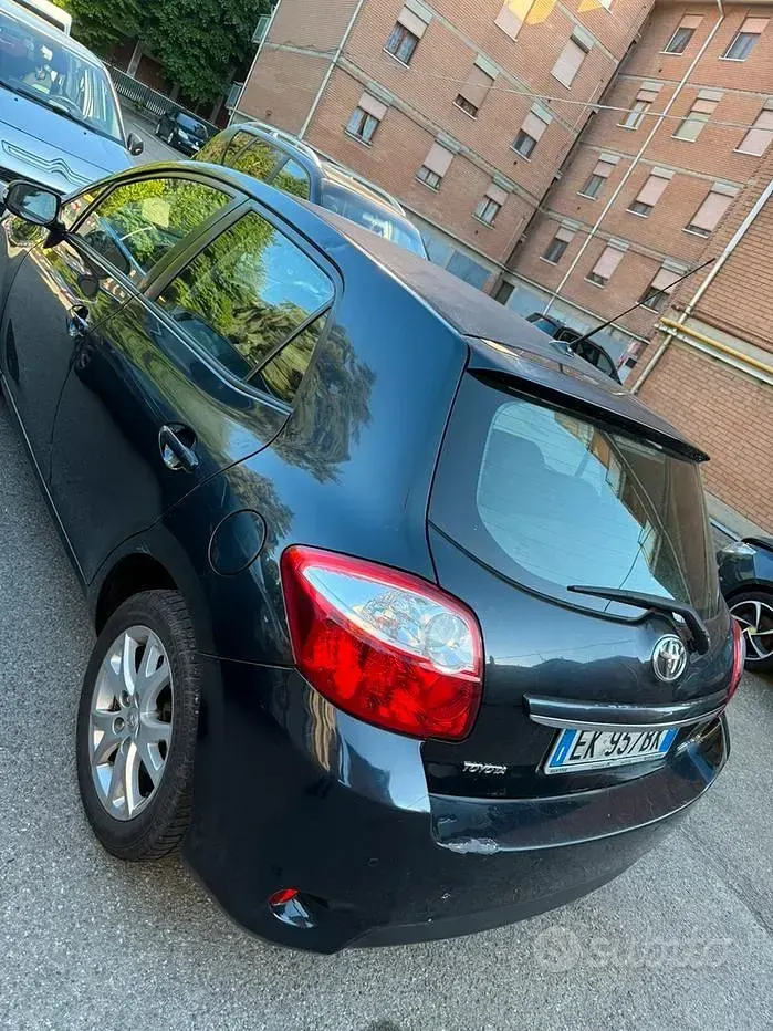 Usata Toyota Auris 90 CV (66 kW) 2011 Nero Utilitaria