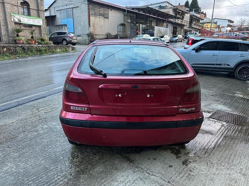 Usata Renault Mégane 97 CV (71 kW) 1999 Rosso Berlina