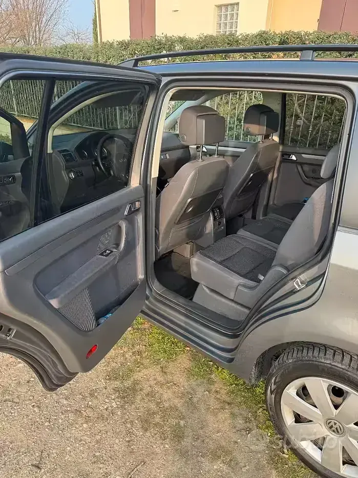 Usata VW Touran Comfortline 105 CV (77 kW) 2013 Grigio Monovolume