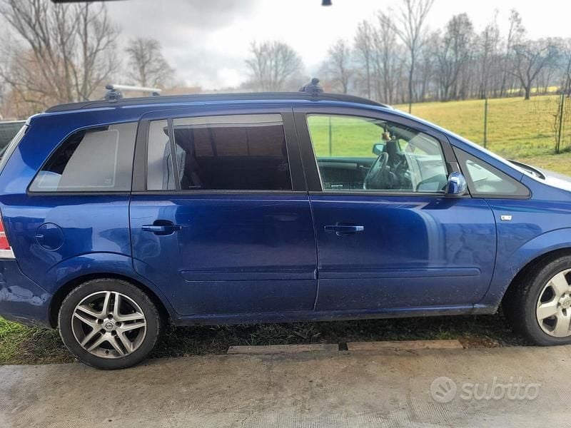 Usata Opel Zafira 2006 Blu Monovolume