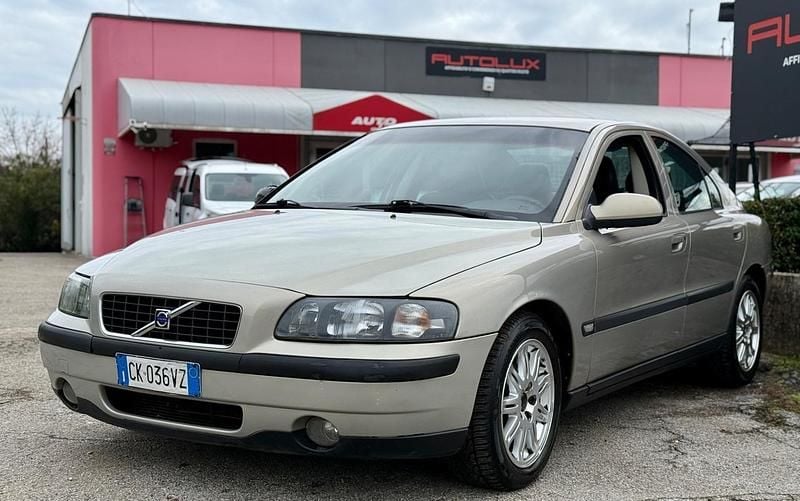 Usata Volvo S60 163 CV (119 kW) 2003 Oro Berlina